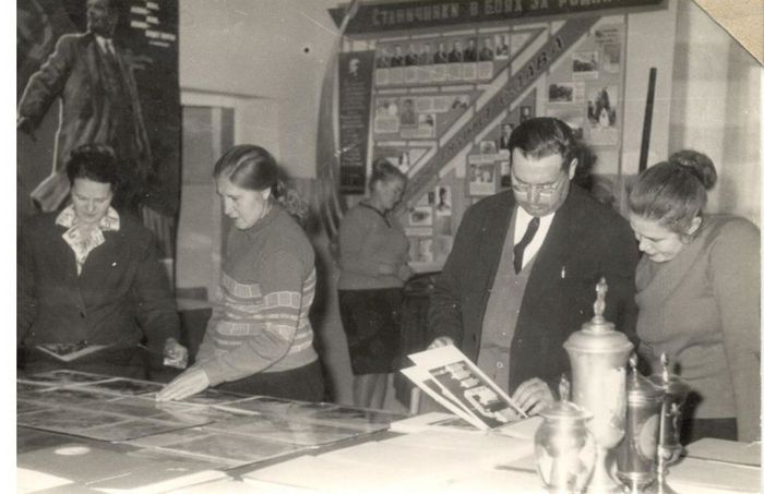 В музее первая слева Серафима Александровна, второй справа Иван Сергеевич Трущенко