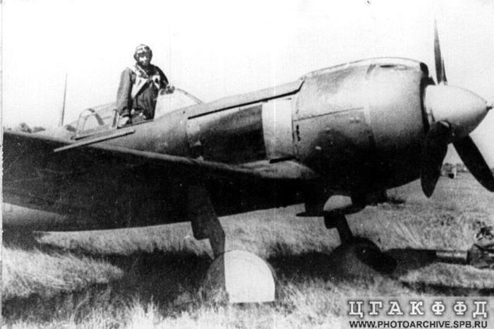 Леонид Белоусов перед очередным боевым вылетом.  1944 год..jpg