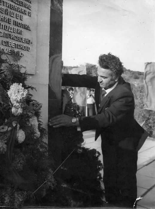 сентябрь 1983г. Аракелян Г.С. возлагает венок к памятнику Героя свому отцу