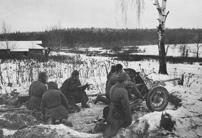 Расчёт 45-мм противотанковой пушки 53-К на окраине деревни под Москвой, декабрь 1941 года