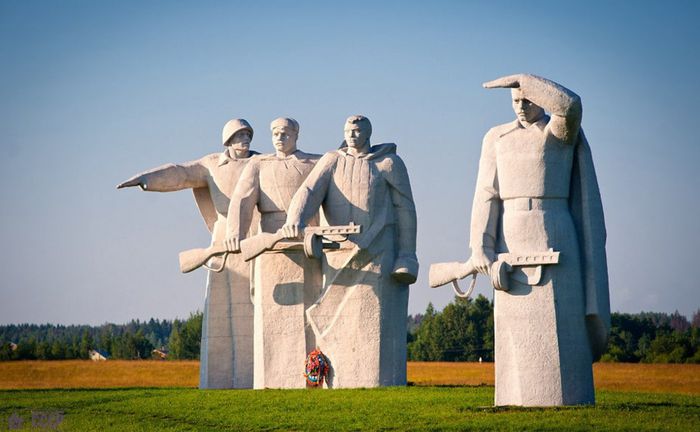 Memorial-Geroyam-panfilovtsam-u-razezda-Dubosekovo