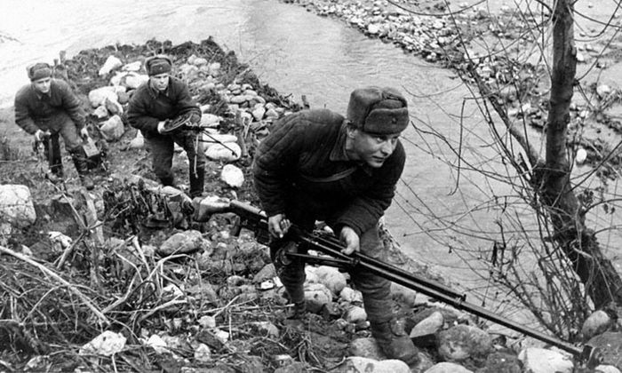 Советские пехотинцы с противотанковым ружьём и ручным пулемётом в ходе боёв за Гизель