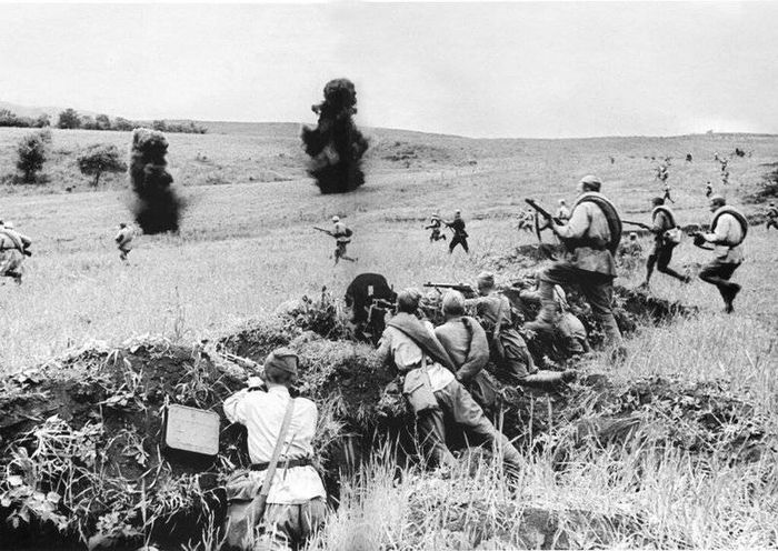 Советские войска начинают атаку под обстрелом противника