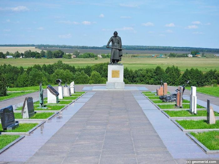 Аллея с монументами городов, чьи войска приняли участие в Куликовской битве
