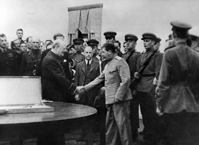 И.В. Сталин благодарит У. Черчилля за «Меч Сталинграда» в посольстве СССР в Тегеране.