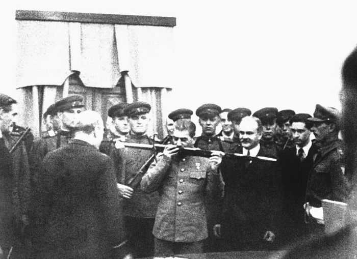 Сталин целует «Меч Сталинграда» на церемонии вручения.
