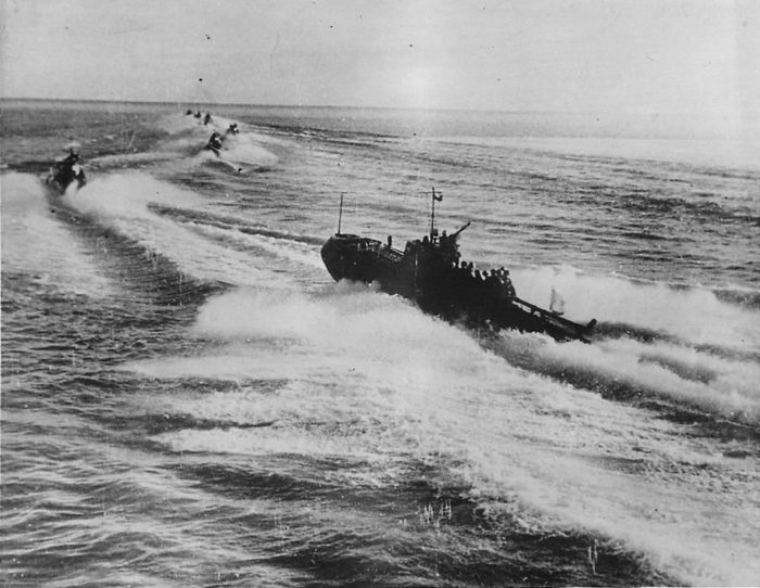 Советские торпедные катера Черноморского флота с десантом на борту выходят из базы. Январь 1943 года