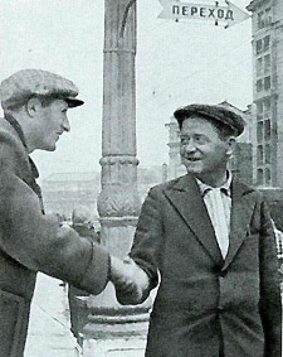 Александр Демьянов (слева) на улице Горького в Москве после возвращения из-за линии фронта встречается с одним из помощников П.А. Судоплатова