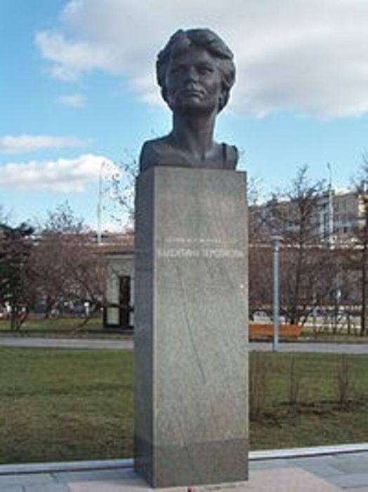 Памятник Валентине Терешковой на аллее Космонавтов в Москве.jpg