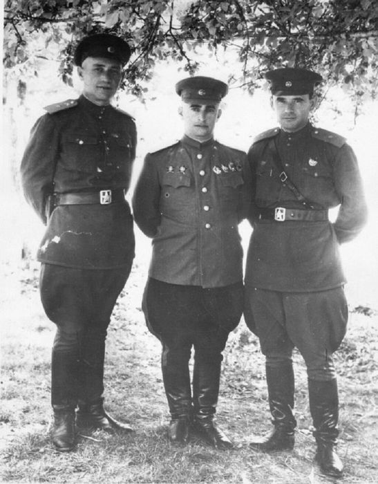 На фото Командующий 18-й армией К.Н. Леселидзе с командующим артиллерией армии Г.С. Кариофилли (слева) и начальником штаба армии Н.О. Павловск