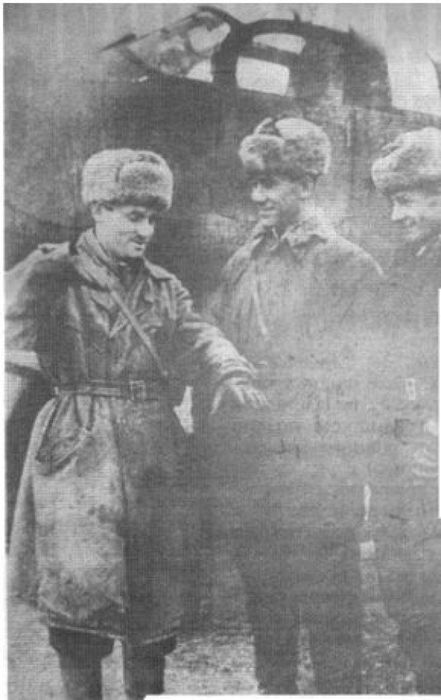 летное звено после очередного задания Первый слева Павел Камозин 1943