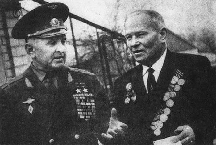 Павел Таран со своим родным братом Григорием Андреевичем Тараном, с. Шолохово.