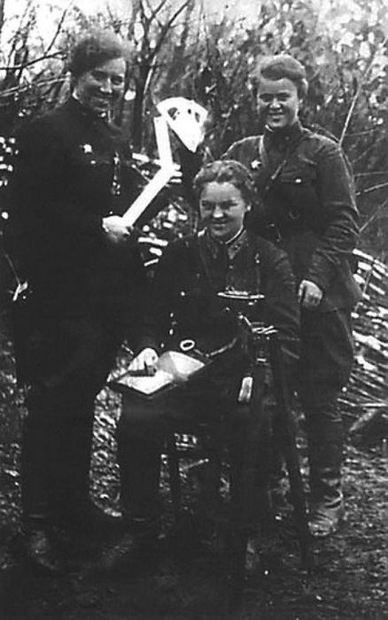 Сидит Соня Бурзаева — штурман полка, стоят Лора Розанова и Женя Руднева — штурманы эскадрилий, а позднее тоже штурманы полка. Ассиновская, 1942 г.