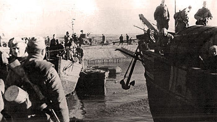 Подразделение десантников перед отплытием к берегам Керченского пролива. Ноябрь 1943 г.