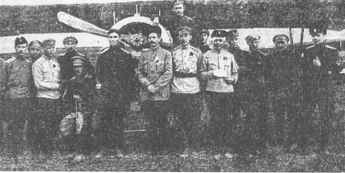 Ткачёв среди пилотов организованного им 1-го Кубанского казачьего авиаотряда, 1919