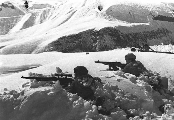 Взвод зарывался в облака. Кавказский фронт. Советские воины обороняют, один из горных перевалов. Снимок 1 января 1943 г.
