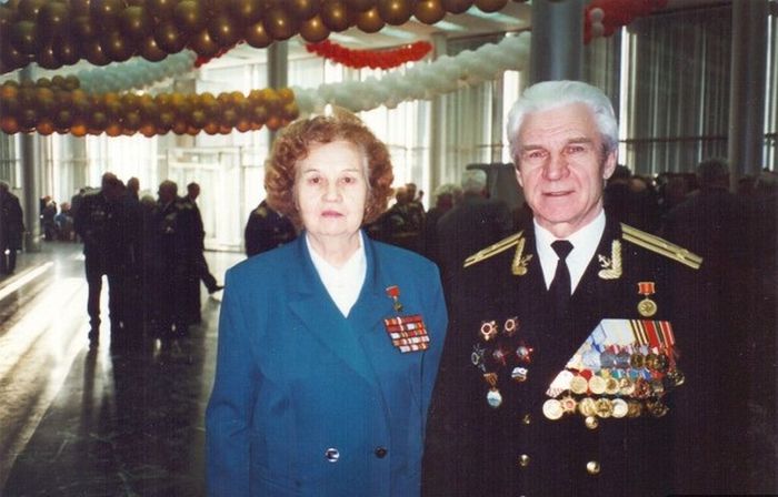 А.Ф.Акимова-на-торж.собрании с мужем
