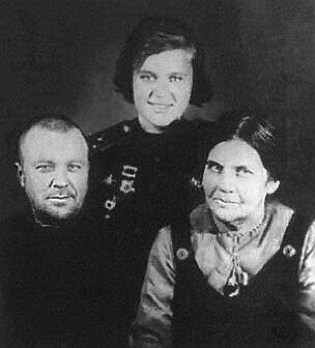 40-Женя Руднева с родителями. Последняя встреча, 1943