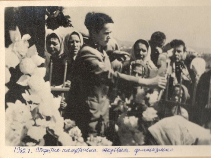 1962 г. памятника станичникам-жертвам фашизма. На переднем плане С. А. Трущенко Бередина в девичестве