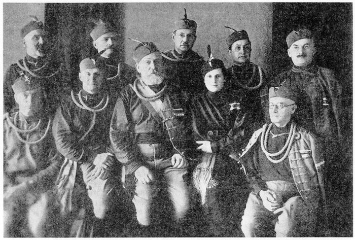 Ткачёв В. М. (стоит второй слева) среди членов правления Союза Русского Сокольства во главе Р. К. Дрейлингом. Югославия, 1937