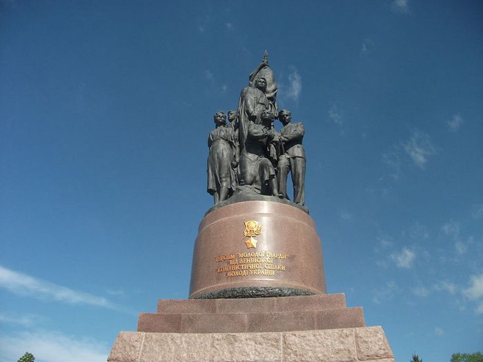 Памятник «Клятва» в Краснодоне.jpg