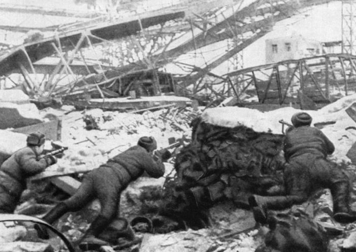Защитники Сталинграда в развалинах обороняемого завода
