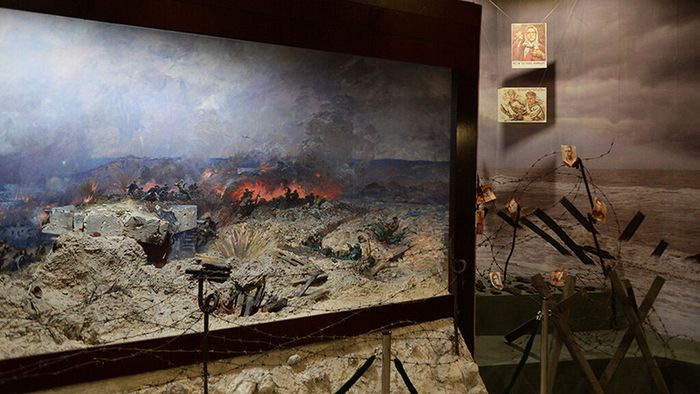 Диорама с изображением высадки десанта и другие экспонаты в Музее истории Эльтигенского десанта