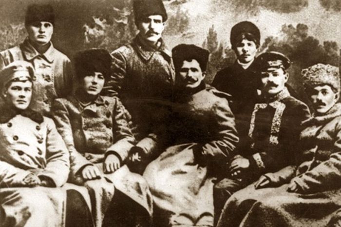 Василий Чапаев (в центре, сидит) с боевыми командирами. 1918 год.jpg