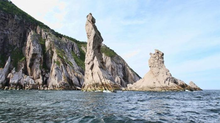 Скалы на побережье Японского моря, где путешествовал В. К. Арсеньев. Маршруты его проходили не только по горам и долинам Сихотэ-Алиня, покрытым густой уссурийской тайгой, но и вдоль Тихоокеанского побережья.jpg