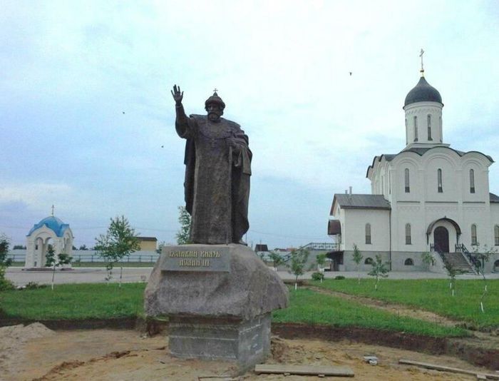 памятник великому князю московскому Ивану III установлен Российским военно-историческим обществом напротив администрации Калужской области