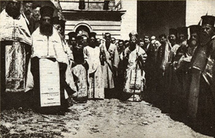 Греческое духовенство Трапезунда встречает командующего Кавказской армией генерала от инфантерии Николая Юденича, 18 (5 ст.ст.) апреля 1916 года