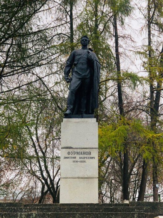 памятник Фурманову