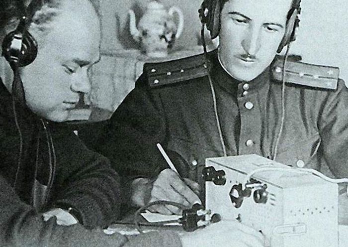 Александр Демьянов - «Гейне» (справа) во время сеанса радиосвязи с немецким радиоцентром.jpg