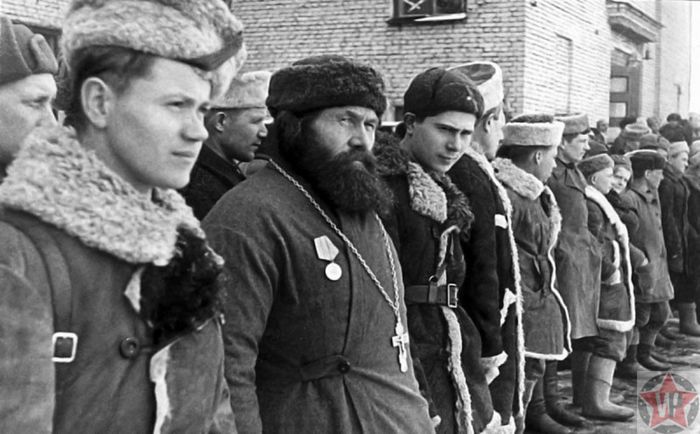 бойцы 5-й Лениградской парт.бригады награждаются медалью Партизану Отечественной войны