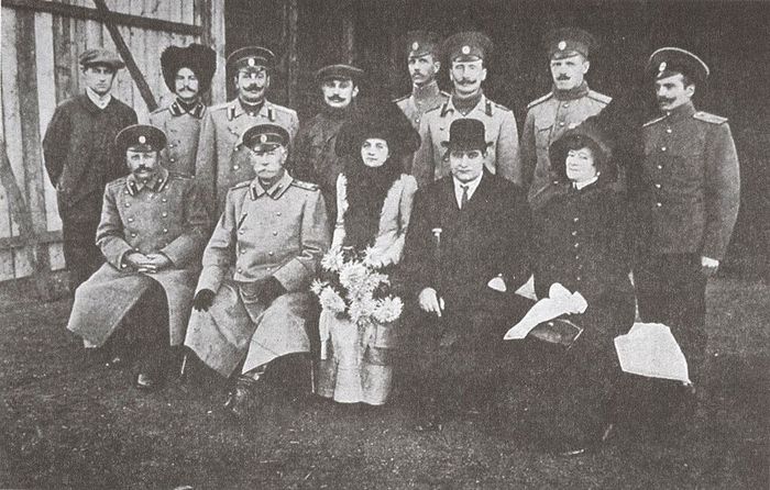 В. Ткачёв (стоит второй слева) среди первых пилотов, руководства и гостей Одесской авиационной школы