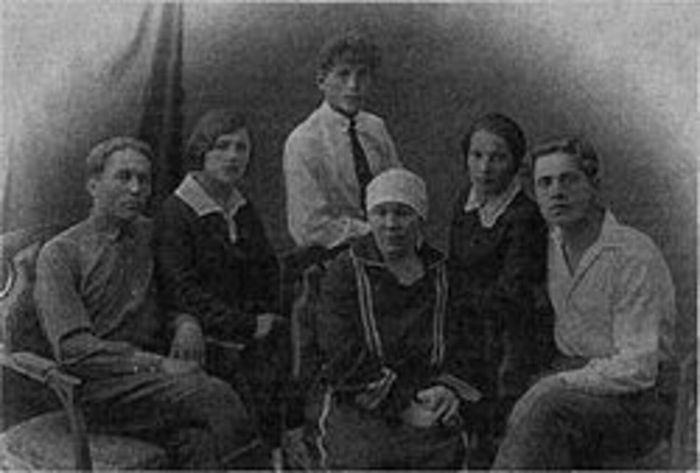 Пелагея Камишкерцева (в центре), Александр Чапаев (крайний слева), Аркадий Чапаев (стоит за Камишкерцевой), Клавдия Чапаева (справа от Камишкерцевой).jpg