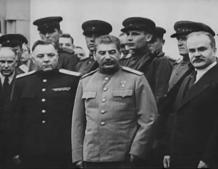 И. В. Сталин в окружении членов советской делегации. Тегеран, 1943 г.